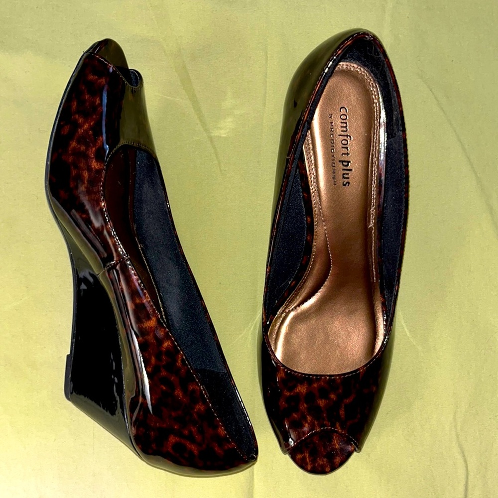 Like New: Size 8 Tortoise patent ‘leather’ wedge heels